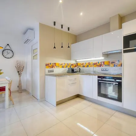 Apartment 2 Pieces Moderne 8 Mn Du Palais A1b238 *